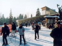 przy górnej stacji kolejki - narciarze ruszają na trasy zjazdowe